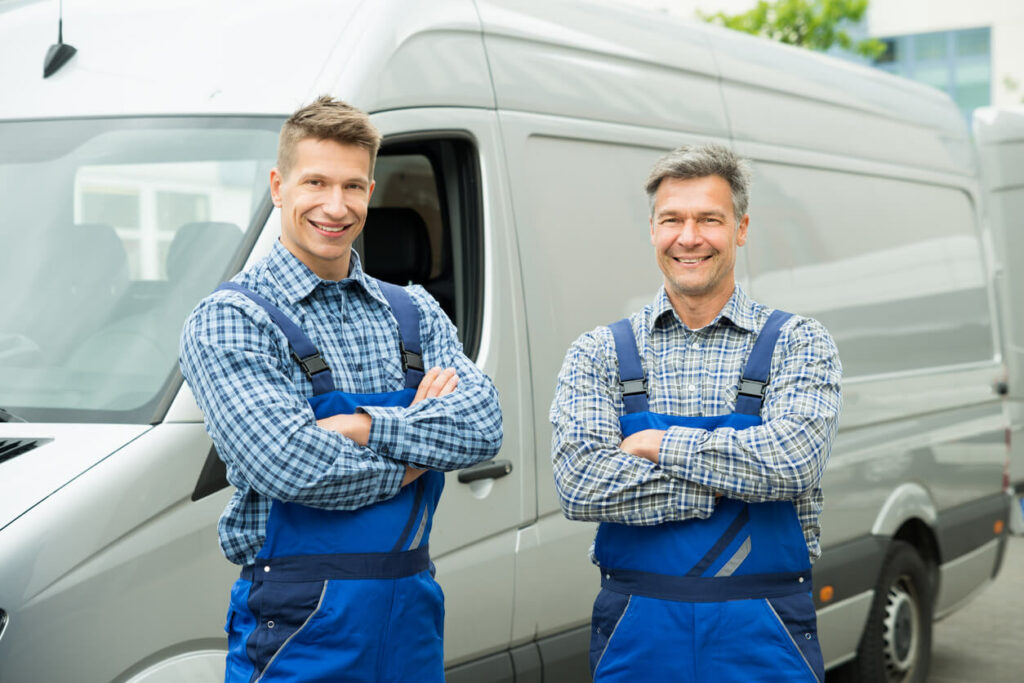 Handwerker vor Fahrzeug